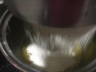 2、萨瓦林蛋糕,筛去50g的低粉和15g的玉米粉。