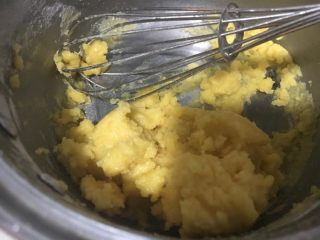 3、萨瓦林蛋糕,搅拌均匀。