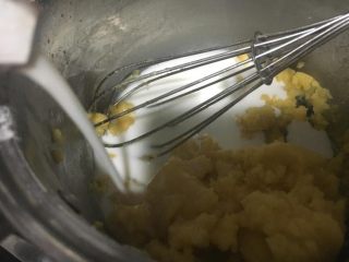 4、萨瓦林蛋糕,再倒入50g的牛奶。继续搅拌。