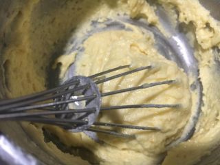 5、萨瓦林蛋糕,搅拌的非常顺滑。无颗粒。