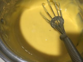 7、萨瓦林蛋糕,再次搅拌成细腻的蛋黄糊。