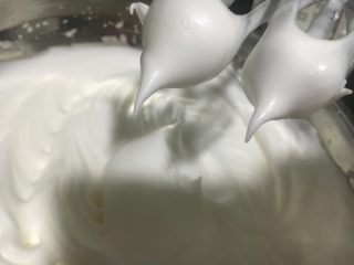 8、萨瓦林蛋糕,4个蛋清加40g白天糖和几滴的柠檬汁，打发至干性冒短尖角状态。