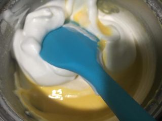 9、萨瓦林蛋糕,取1/3蛋清到蛋黄糊里翻拌均匀！