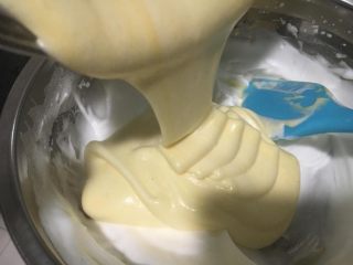 11、萨瓦林蛋糕,翻拌好的蛋黄糊再倒进剩下的2/3蛋清里，继续翻拌均匀。「烤箱开始预热170度」