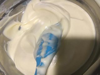 10、萨瓦林蛋糕,记住是翻拌喔，之前步骤是搅拌，翻拌弧度可以大一些快一些，次数少一些，尽快翻拌完以免消泡。