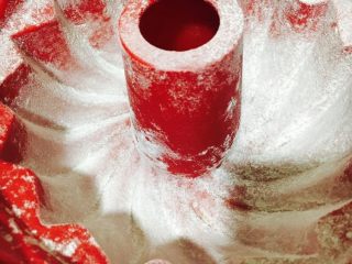 12、萨瓦林蛋糕,8寸萨瓦林模具刷上黄油，撒少许干粉，防沾连，方便脱模。