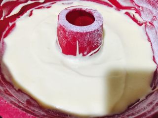 13、萨瓦林蛋糕,倒入蛋糕糊，震平。