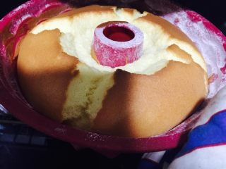 15、萨瓦林蛋糕,出炉记得倒扣，冷却后脱模。