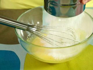 2、香草泡芙,然后把玉米淀粉和低筋面粉过筛加入蛋黄里搅拌均匀，必须把所有干粉都搅拌均匀了，完成之后的状态如图