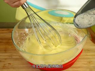 3、香草泡芙,蛋黄糊做好之后，牛奶也差不多沸腾了，这个时候把沸腾的牛奶慢慢加入蛋黄糊里搅拌均匀，注意一开始别倒太快，否则蛋黄很容易烫熟