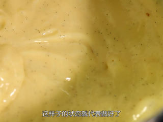 5、香草泡芙,香草馅如果在做的时候控制不了火，那底部结块太快的时候，可以离火在桌子上用打蛋器把香草馅搅拌均匀，最后要搅拌如图中的状态才算是完成