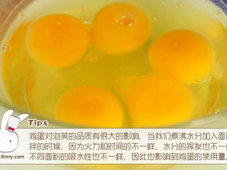 8、香草泡芙,把鸡蛋打散，油水煮沸之后，要在水还是沸腾的状态下，一次性把过筛好的面粉全部加进去