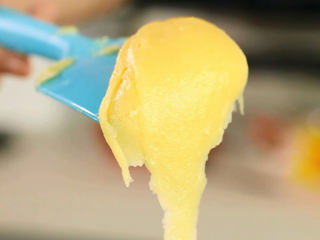 12、香草泡芙,剩余的蛋液我们要分数次加进去泡芙面糊里，每次加入都搅拌均匀再加第二次