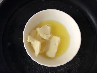 2、心形火龙果慕斯, 黄油隔水加热至融化。