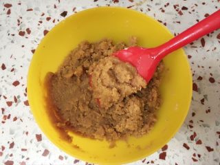 3、心形火龙果慕斯,反复碾压，将消化饼干和黄油混合拌匀.