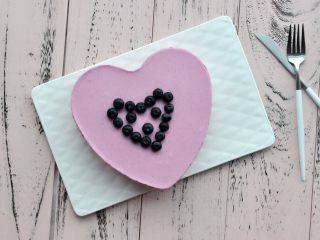 13、心形火龙果慕斯,简单装饰就可以美美切蛋糕了。