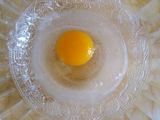 3、旺仔小馒头（无泡打粉）,磕入一个鸡蛋