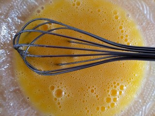 4、旺仔小馒头（无泡打粉）,用手抽打蛋器搅打至乳化状态