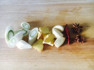 1、#感恩节食谱# 红烧鲫鱼,准备好佐料好。