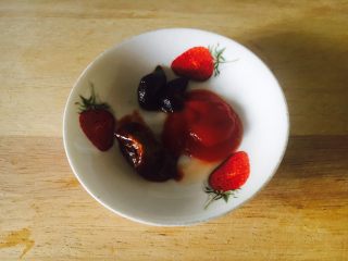 2、#感恩节食谱# 红烧鲫鱼,准备好甜面酱、番茄酱、腐乳。