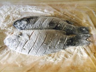 5、#感恩节食谱# 红烧鲫鱼,鱼的两面都蘸上薄薄的一层面粉。