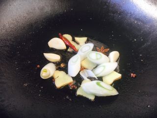 9、#感恩节食谱# 红烧鲫鱼,锅里留少许底油，中火，放入备好的佐料爆香。