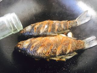 13、#感恩节食谱# 红烧鲫鱼,2勺料酒。