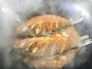 15、#感恩节食谱# 红烧鲫鱼,倒入适量的水。