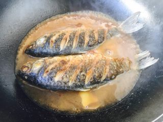 16、#感恩节食谱# 红烧鲫鱼,水的量与鱼齐平。