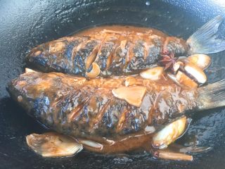 18、#感恩节食谱# 红烧鲫鱼,炖好的鲫鱼。