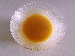 3、迷你芒果挞,加入20克低筋面粉,搅拌均匀