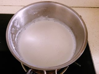 4、迷你芒果挞,牛奶加热至沸腾