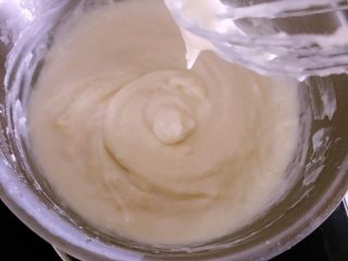 7、迷你芒果挞,小火边加热边搅拌,直到面糊越来越稠,小心粘锅