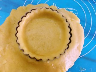 17、迷你芒果挞,用擀面杖把多余的挞皮压掉。