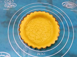 18、迷你芒果挞,用叉子或者牙签在挞皮上扎上小孔,避免在烤的过程上挞皮膨胀。