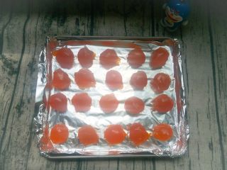 1、蛋黄酥,把蛋黄放烤盘用白酒刷一下