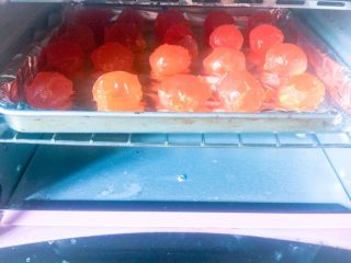 2、蛋黄酥,200°预热烤箱、放烤箱烤180°5分钟