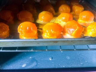 3、蛋黄酥,烤好的蛋黄～