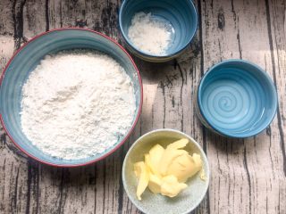 4、蛋黄酥,把油皮的材料放一起：中筋面粉、黄油、糖、水