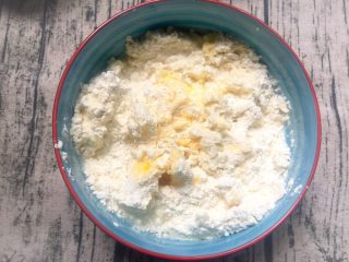 5、蛋黄酥,把黄油和糖加水倒入中筋面粉中和成面团