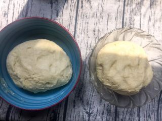 6、蛋黄酥,把油皮和油酥的面团分别和好