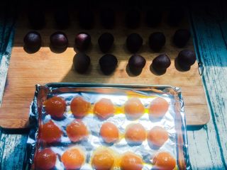 8、蛋黄酥,利用醒油酥和油皮的时间把蛋黄和红豆沙处理一下，把红豆沙分成20份每份20g 