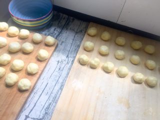 11、蛋黄酥,把油皮和油酥分别分成20份