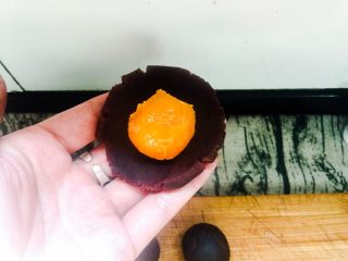 9、蛋黄酥,红豆沙按扁、把蛋黄放中间包裹在红豆沙里