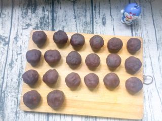 10、蛋黄酥,全部包裹好的红豆沙蛋黄