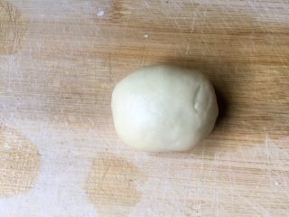 12、蛋黄酥,拿出包裹好的面团