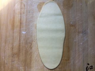 13、蛋黄酥,把面团擀成舌状