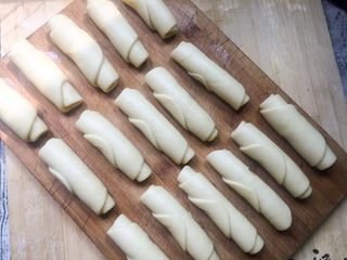 16、蛋黄酥,分别擀好、卷好的面团放置30分钟