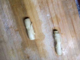 17、蛋黄酥,30分钟以后继续拿出卷好的面团
