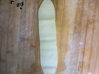 18、蛋黄酥,继续擀成舌状